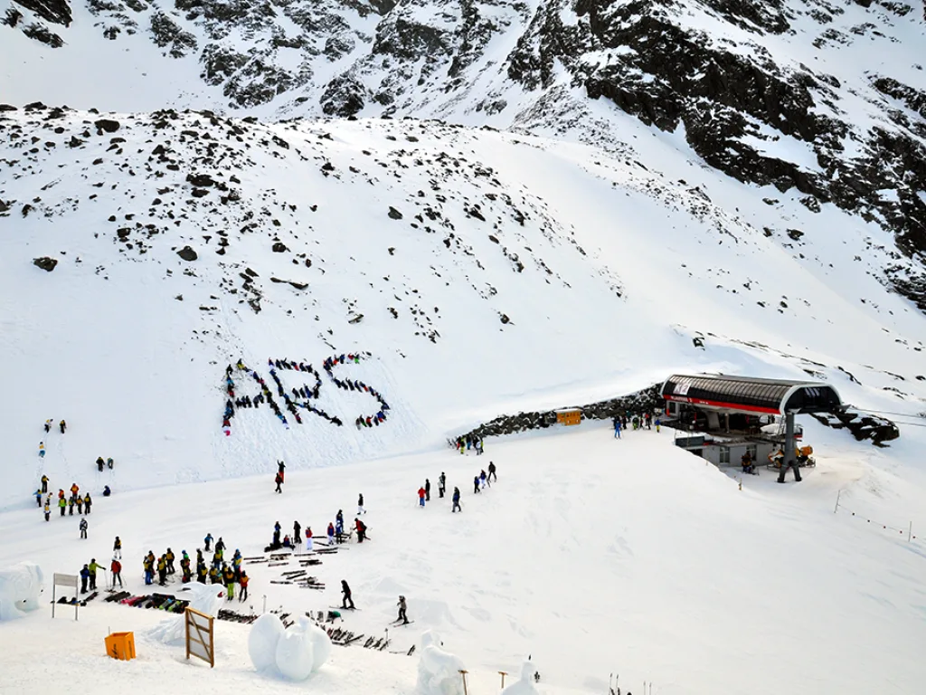 Blick auf die Bergstation mit dem Schriftzug ARS am Hang.